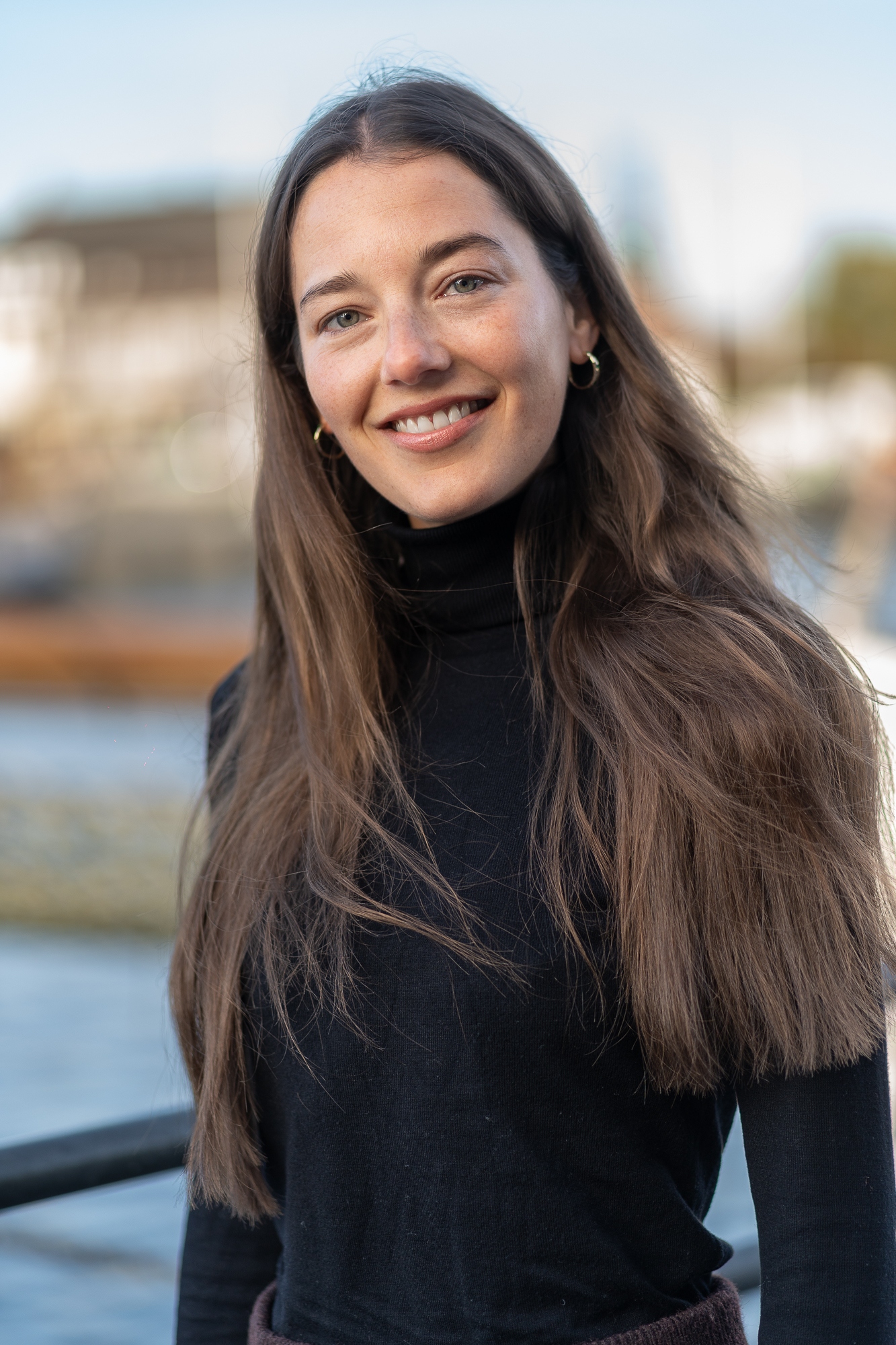 Mitarbeiterin der Steuerkanzlei vor maritimer Kulisse am Hafen.