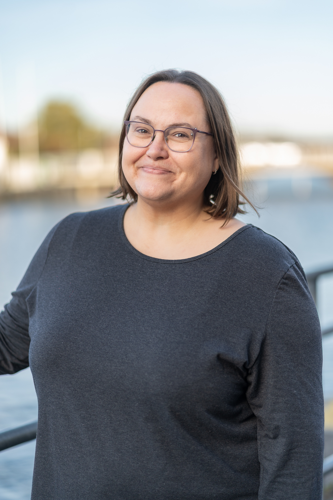 Mitarbeiterin der Steuerkanzlei vor maritimer Kulisse.